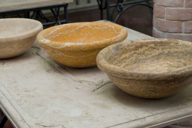 Washbasin mod Volturno in travertine